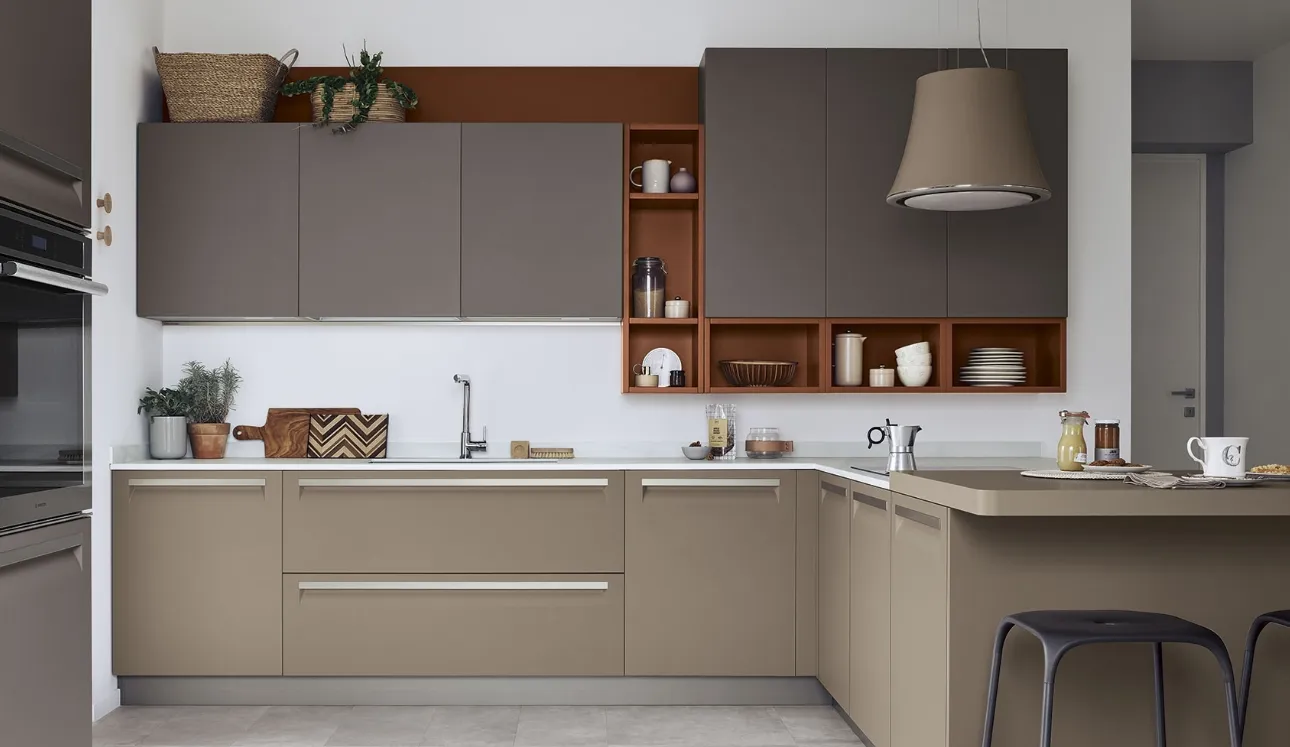 Cucina Moderna Carrera con penisola in laccato Malto e Gianduia di Veneta Cucine