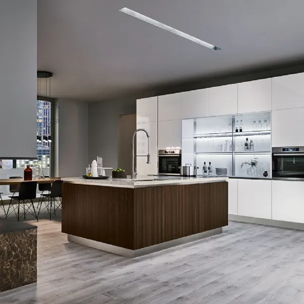 Cucina Moderna Extra Go in laccato lucido Bianco Puro con isola in Rovere Botte di Veneta Cucine