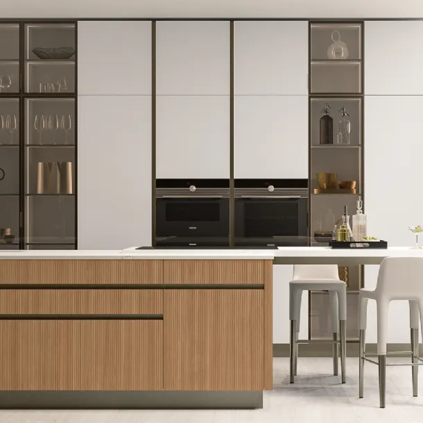 Cucina Moderna Iconica 04 in Canneté Noce Chiaro e Vetro Bianco Puro di Veneta Cucine