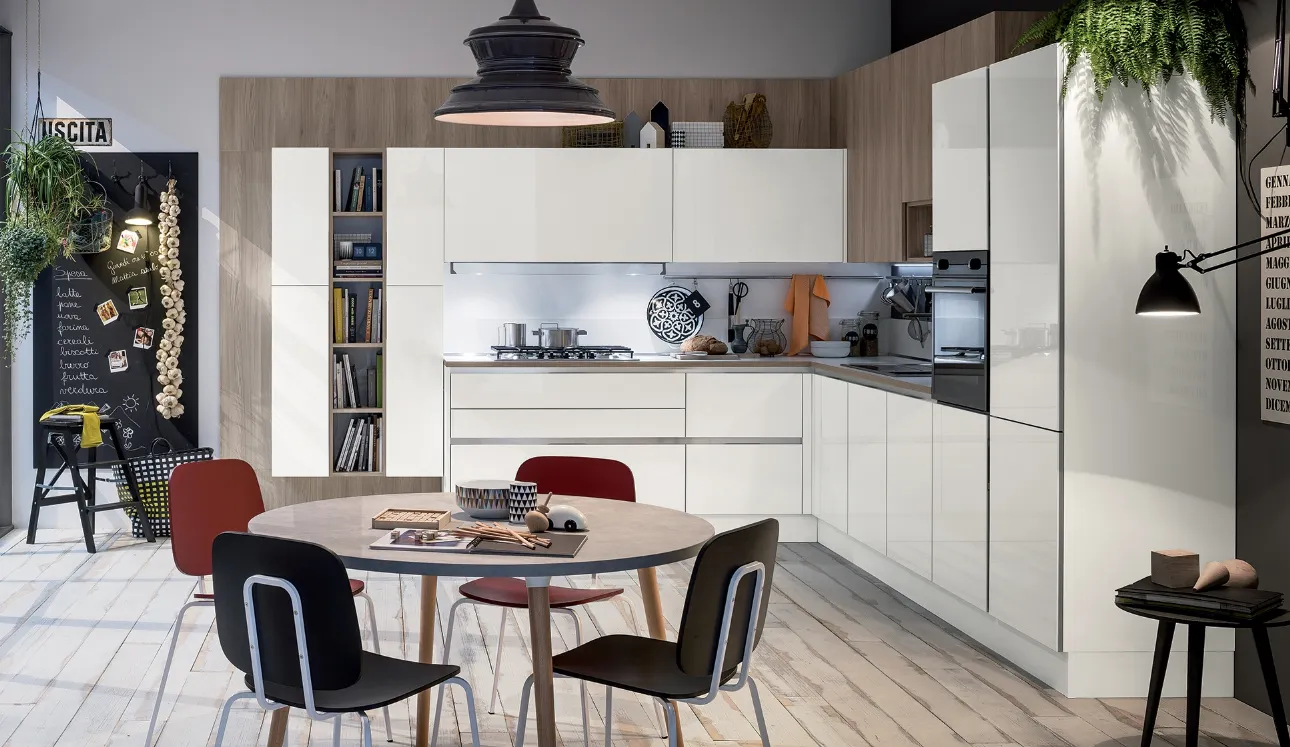 Cucina Moderna Like angolare in laccato lucido Bianco Burro e Olmo Neutro di Veneta Cucine
