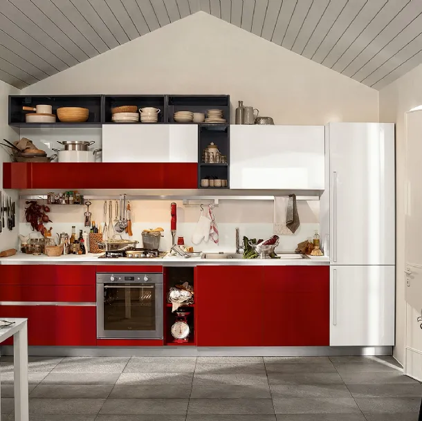 Cucina Moderna Like lineare in laccato lucido Rosso Ciliegia e Bianco Burro di Veneta Cucine