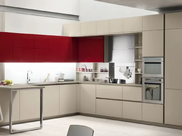 Cucina Moderna con penisola Lounge 11 in laccato Beige Ecru e Rosso Veneziano di Veneta Cucine