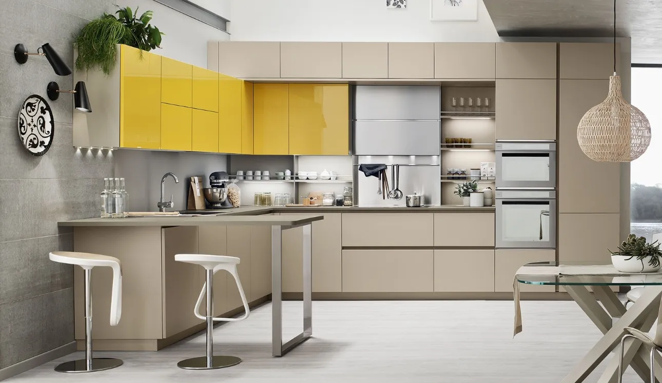 Cucina Moderna Lounge angolare con penisola in laccato Beige Ecru opaco e Giallo Girasole lucido di Veneta Cucine