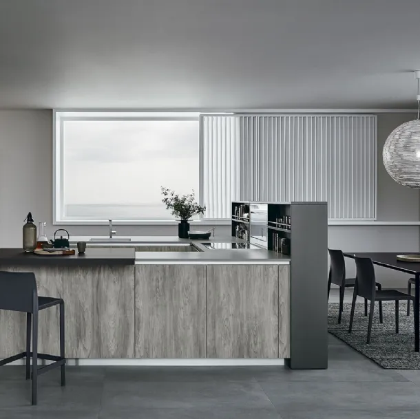 Cucina Moderna con isola Lounge in laccato Pro Metallo Liquido Mercurio e Quercia Grigio di Veneta Cucine
