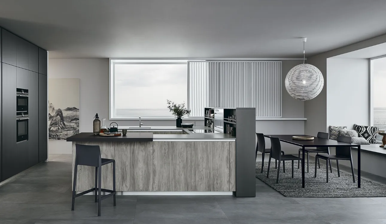 Cucina Moderna con isola Lounge in laccato Pro Metallo Liquido Mercurio e Quercia Grigio di Veneta Cucine