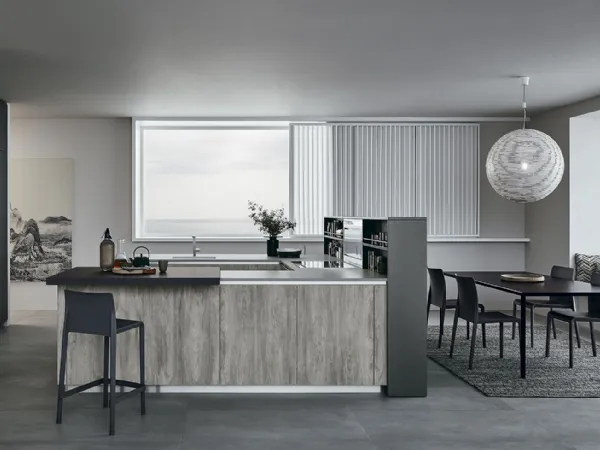 Cucina Moderna con isola Lounge in laccato Pro Metallo Liquido Mercurio e Quercia Grigio di Veneta Cucine