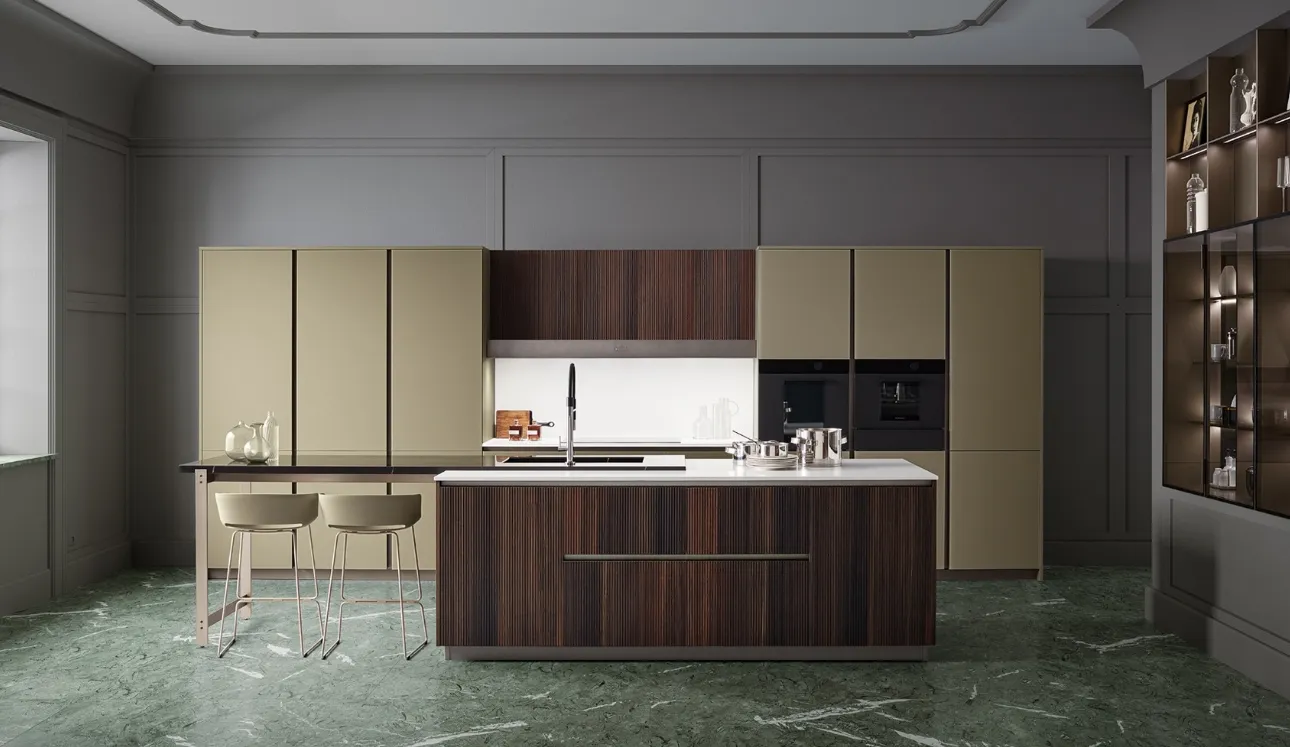 Cucina Moderna con isola Lounge 05 in Vetro laccato opaco Verde e Canneté Rovere Scuro di Veneta Cucine