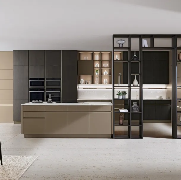 Cucina Moderna con isola Iconica 01 in Vetro Cappuccino liscio e cannettato, basi colonne e pensili in Frassino scuro di Veneta Cucine