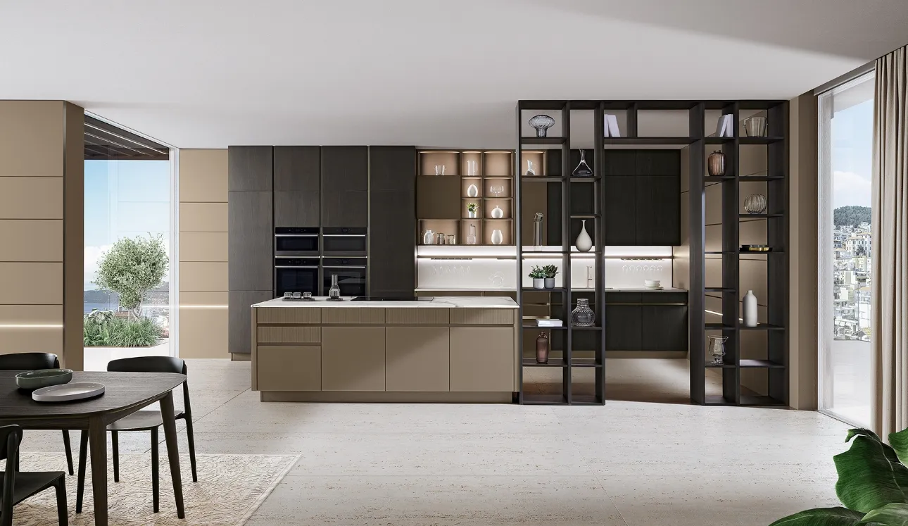 Cucina Moderna con isola Iconica 01 in Vetro Cappuccino liscio e cannettato, basi colonne e pensili in Frassino scuro di Veneta Cucine