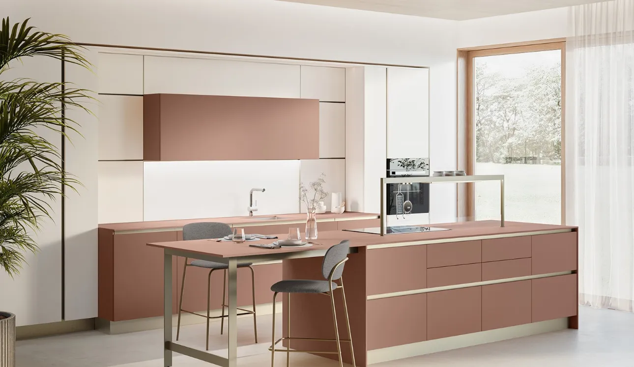 Cucina Moderna con isola Oyster 06 in laccato Rosso Etrusco e Beige Grain Dek di Veneta Cucine