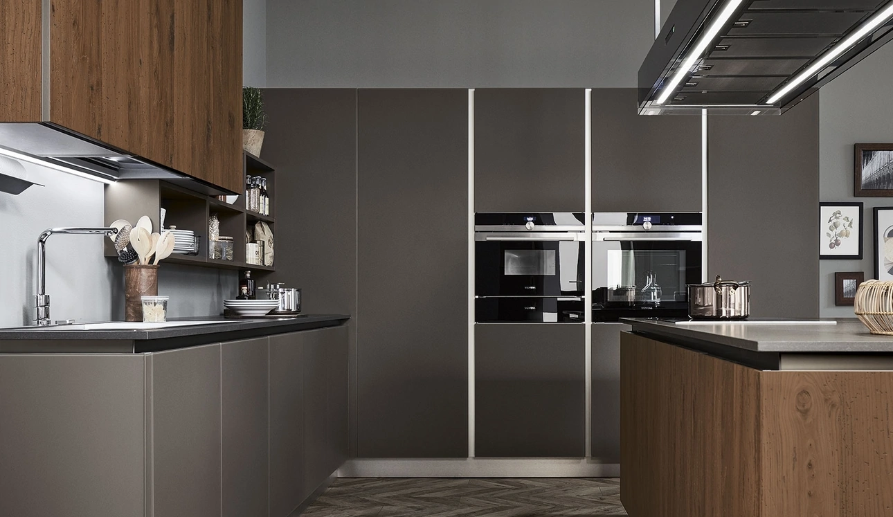 Cucina Moderna Ri-flex 02 con isola in Olmo antico e vetro laccato opaco Marrone Oliva di Veneta Cucine