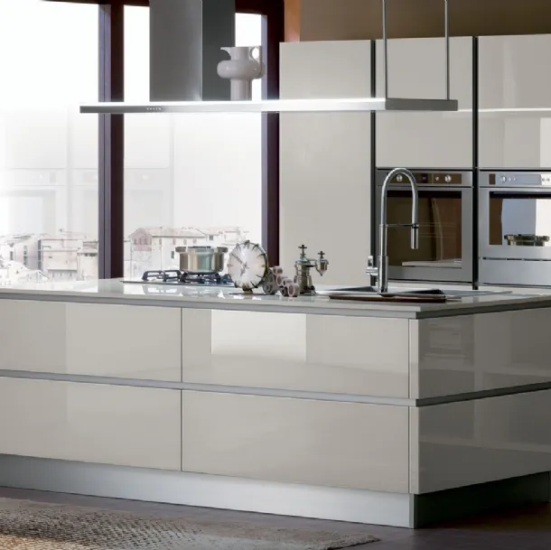 Cucina Moderna con isola Ri-flex 05 in vetro lucido di Veneta Cucine