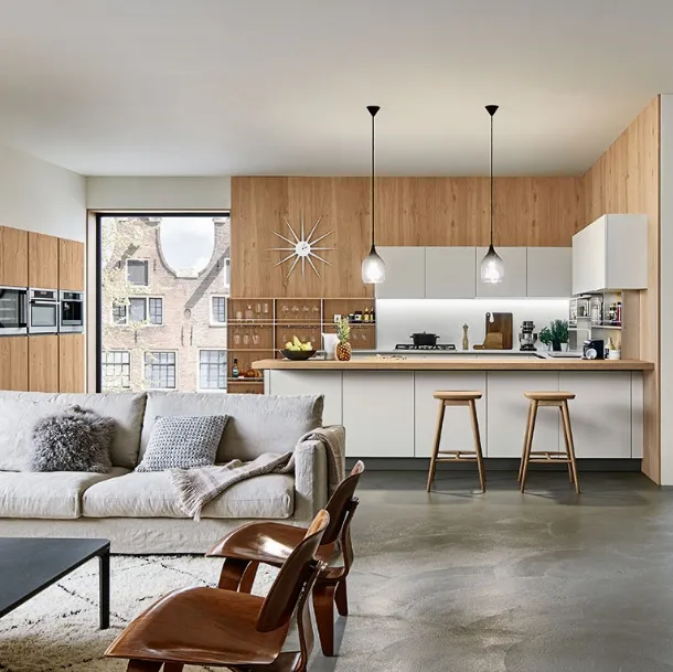 Cucina Moderna angolare con penisola Ri flex in Rovere nodoso chiaro e vetro laccato opaco Bianco Puro di Veneta Cucine