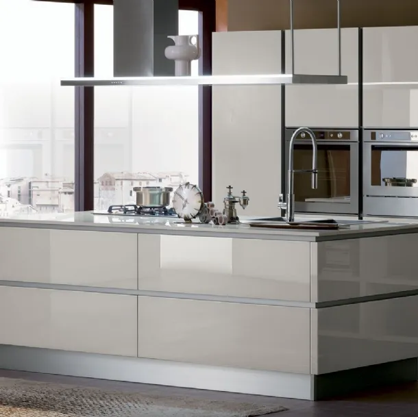 Cucina Moderna Ri flex con isola in vetro laccato lucido Grigio Corda di Veneta Cucine