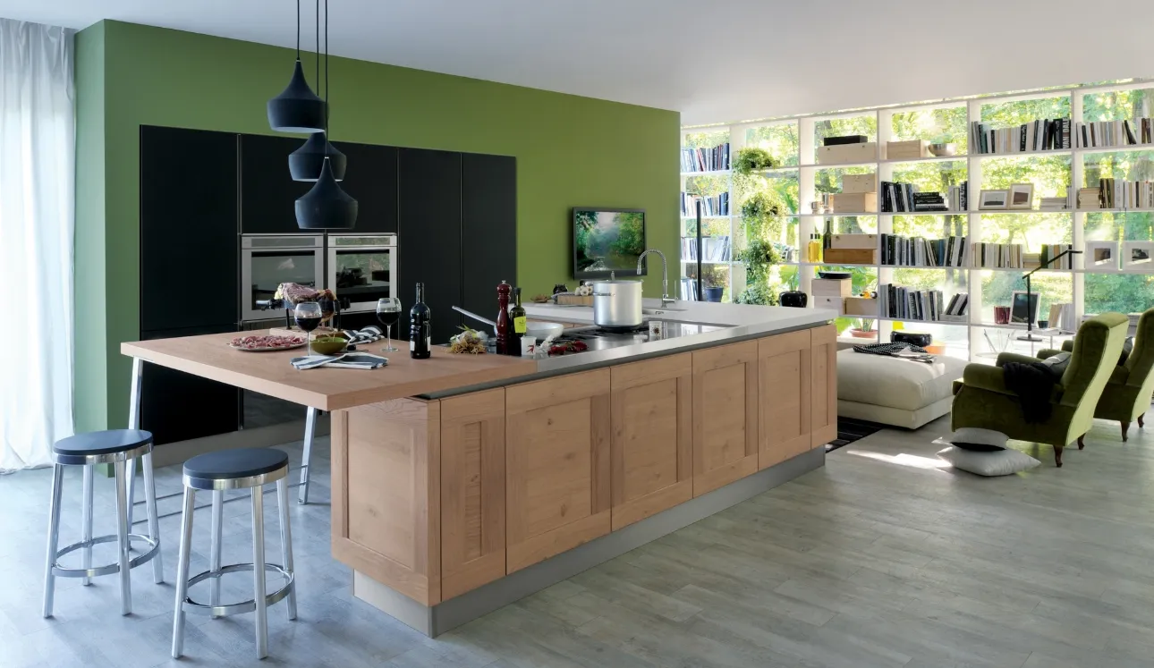 Cucina Moderna Ri flex con penisola in Rovere vecchio e vetro laccato Nero opaco di Veneta Cucine