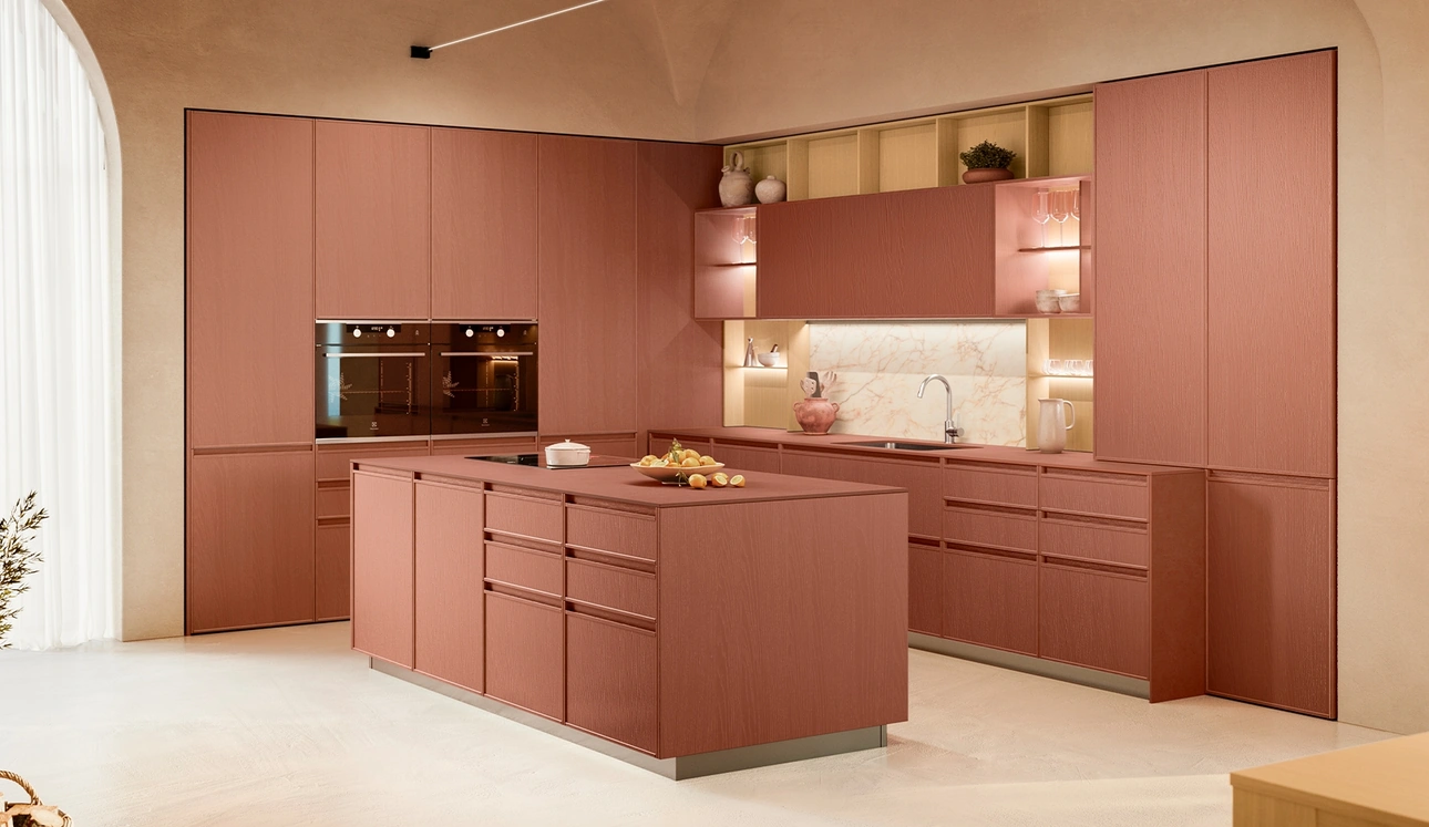 Cucina Moderna con isola Sakura 14 in Frassino laccato Rosso di Veneta Cucine