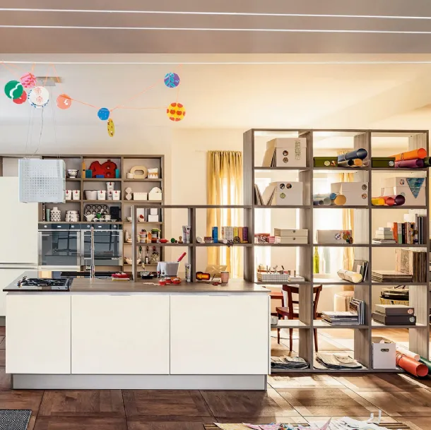 Cucina Moderna con isola Carrera in laccato opaco Lattemiele di Veneta Cucine