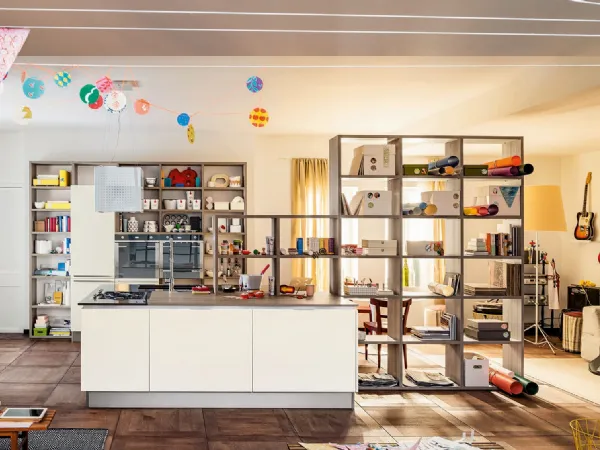 Cucina Moderna con isola Carrera in laccato opaco Lattemiele di Veneta Cucine