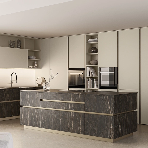 Cucina Moderna con isola Iconica 04 in laccato e ceramica di Veneta Cucine
