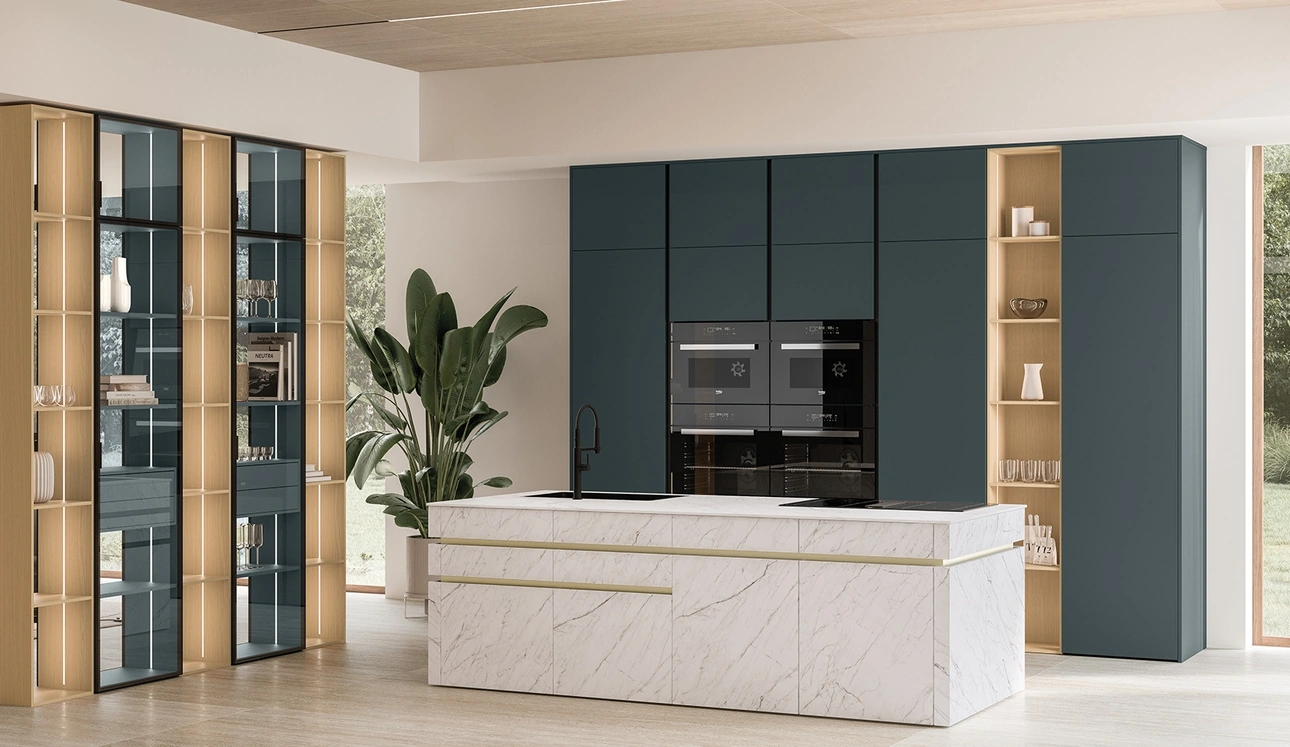 Cucina Moderna con isola Iconica 05 in laccato e ceramica di Veneta Cucine