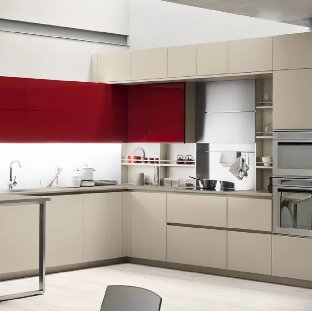 Cucina Moderna con penisola Lounge 11 in laccato Beige Ecru e Rosso Veneziano di Veneta Cucine