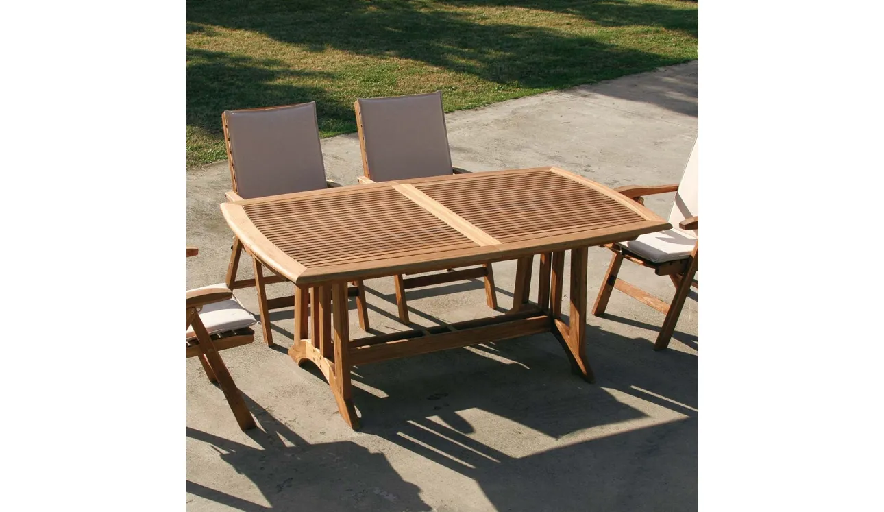 Tavolo allungabile Amalfi in massello di teak indonesiano con finitura olio naturale di La Seggiola